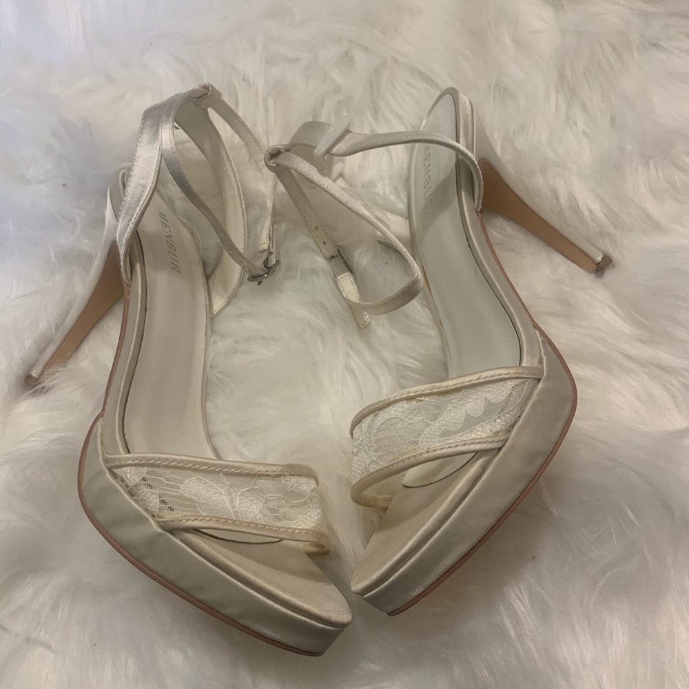 Menbur Sz 38 lace cream heels